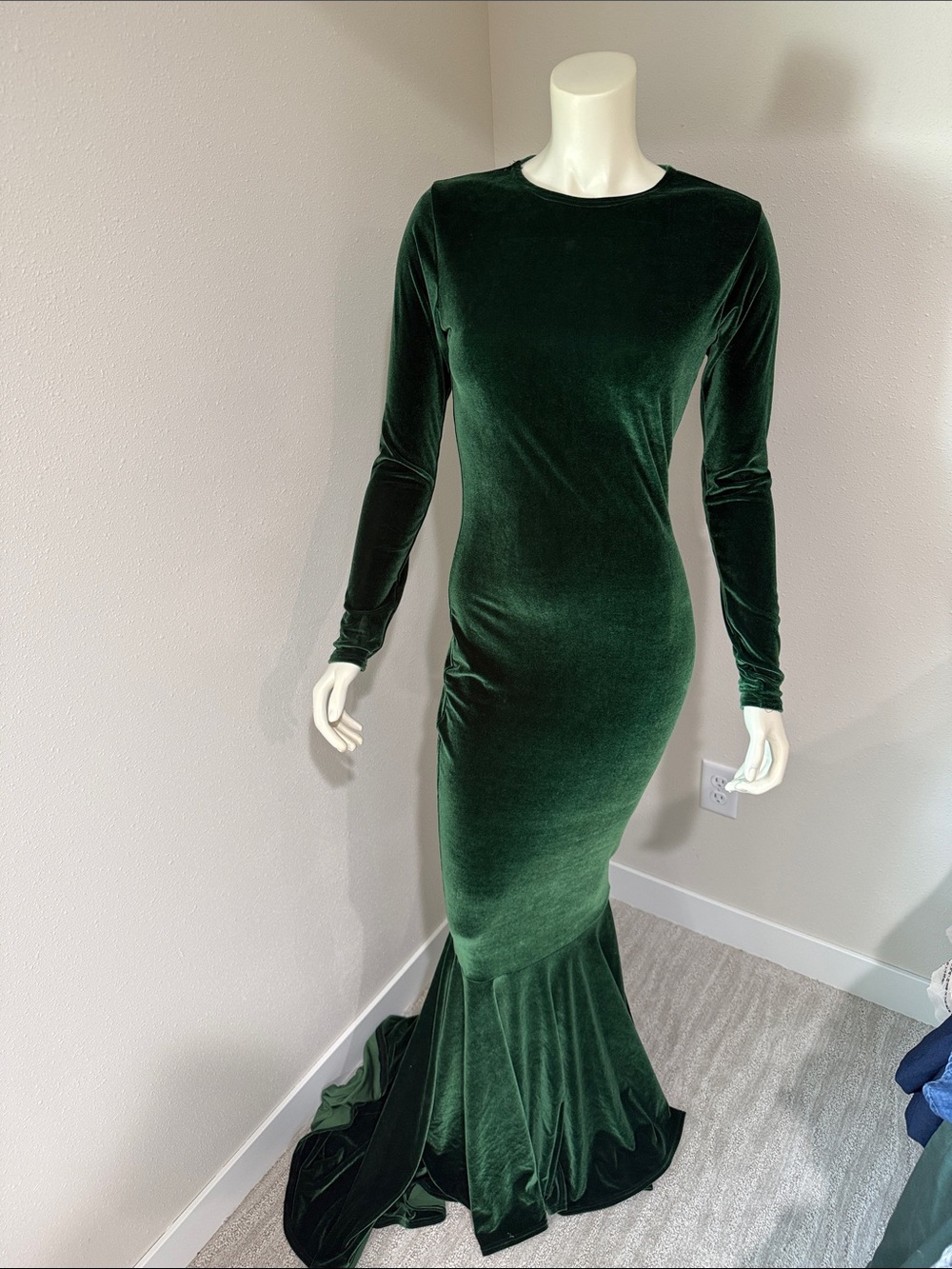 Elegant Forest Green Velvet Long-Sleeve Gown